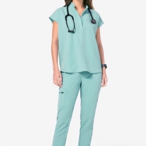Rare- Figs Scrub set - Rafaela scrub top & Yola skinny petite bottoms - NWT - Picture 1 of 11